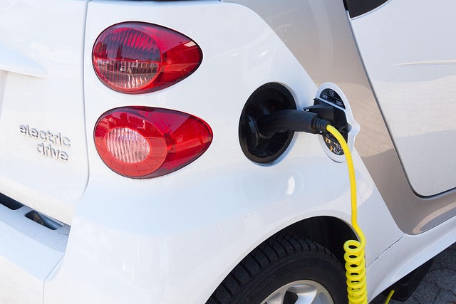 Auto spalinowe vs elektryczne 2026 – które opłaca się bardziej?